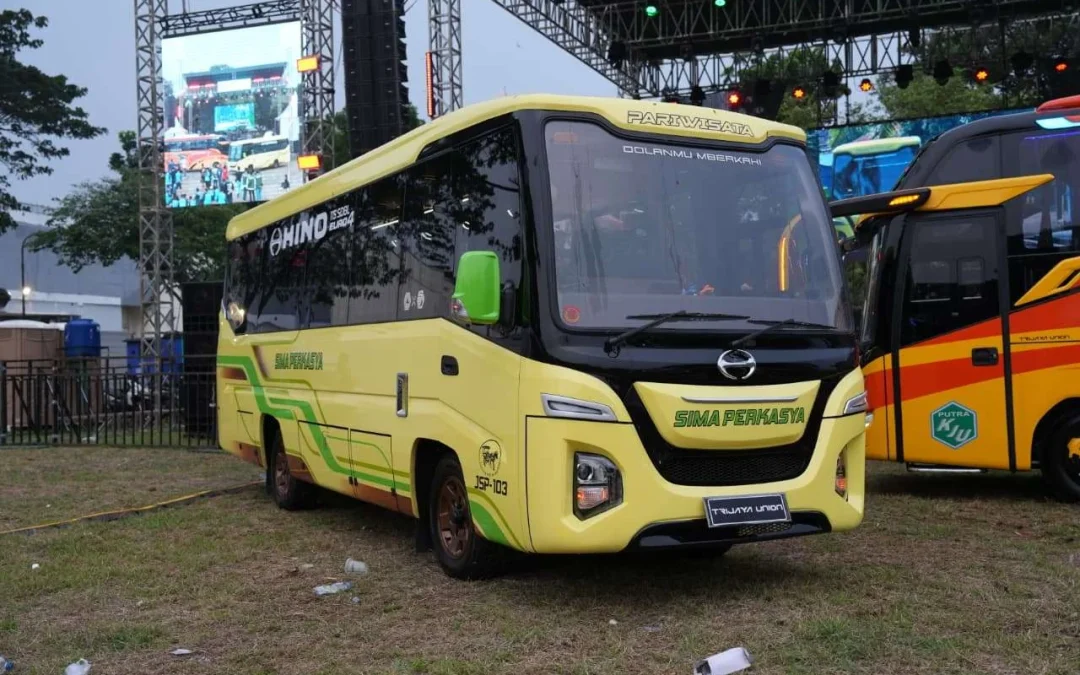 Hino Bus Indonesia Kuasai Pasar, Serahkan Bus Anniversary